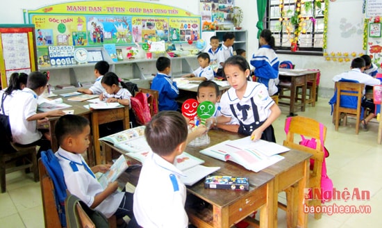 Hocj sinh trường Tiểu học 2 Môn Sơn ( Con Cuông) trong giờ học theo mô hình trường học mới