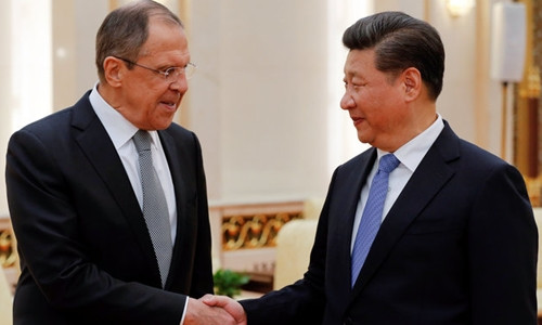 Chủ tịch Trung Quốc Tập Cận Bình (phải) và Ngoại trưởng Nga Lavrov trong cuộc gặp tại Bắc Kinh hôm 28/4. Ảnh: Reuters