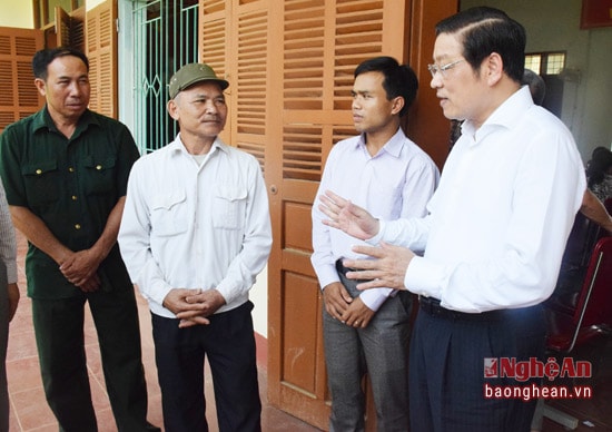 Các ứng cử đại biểu Quốc hội trao đổi với cử tri bên lề hội nghị