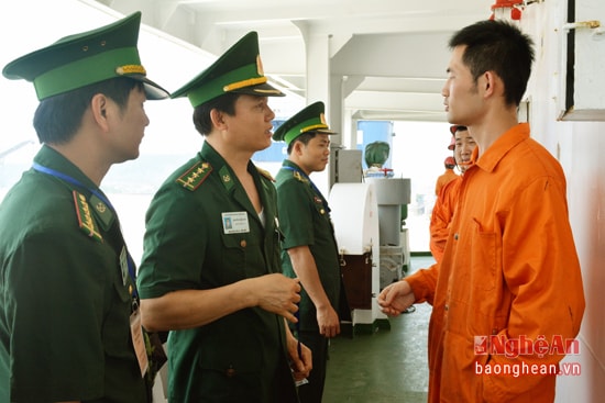 Đội thủ tục tuyên truyền cho các thuyền vên trên các tàu chở hàng