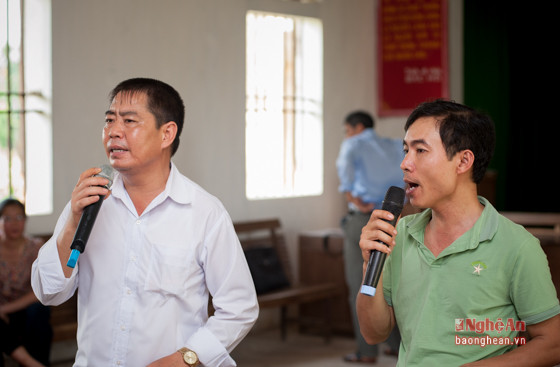 Ông Phạm Thương Mại - Phó Chủ tịch UBND xã Khánh Sơn (áo xanh) và ông Hà Trung Đức - Chủ nhiệm CLB dân ca ví giặm xã là hai nhân tố bền bỉ, giữ 