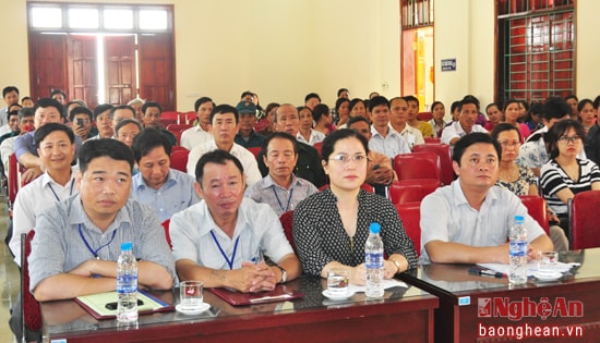 Các đại biểu, các ứng cử viên và đông đảo cử tri tham gia hội nghị