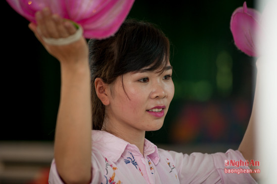 Những diễn viên không chuyên là đoàn viên, thanh niên trên địa bàn xã Khánh Sơn rất nhiệt tình với hoạt động biểu diễn chào mừng Lễ hội Làng Sen.