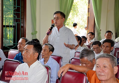 Cử tri Nguyễn Kim Hợi - Bí thư chi bộ khối Tân Phúc, phường Hưng Phúc phát biểu ý kiến đóng góp cho các ứng cử viên.