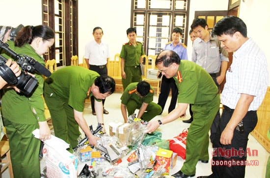 cơ quan chức năng kiểm tra hàng cấm trước khi bị tiêu hủy