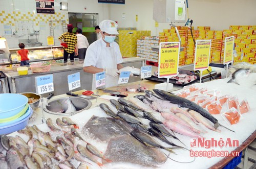 Cắt, chia và chế biến cá để bán ở Siêu thị Big C Vinh.