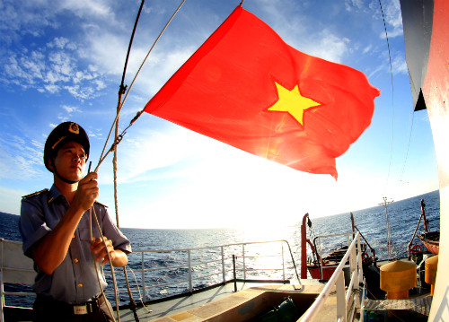 Thượng cờ trên biển Hoàng Sa. Ảnh: Lê Thanh Tùng.