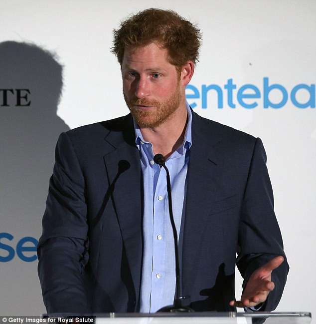 Hoàng tử Harry phát biểu trong một sự kiện từ thiện của dự án Sentebale.
