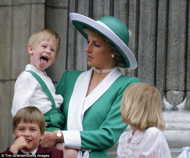 Hoàng tử Harry bên Công nương Diana và hoàng tử William in 1988.