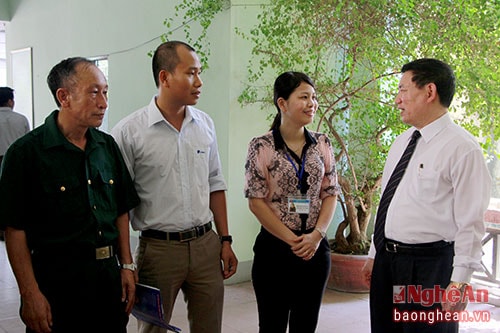 Ông Hồ Đức Phớc - Ủy viên BCH Trung ương Đảng, Tổng kiểm toán Nhà nước trao đổi với cử tri bên lề hội nghị.