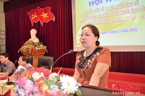 Bà Nguyễn Thị Hường - Ủy viên BTV Tỉnh ủy, Bí thư Đảng ủy Khối CCQ tỉnh, ứng cử viên đại biểu HĐND tỉnh nhiệm kỳ 2016 -2021 trình bày chương trình hành động.