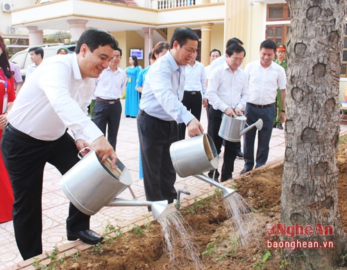 Phó Thủ tướng Vương Đình Huệ và lãnh đạo tỉnh Nghệ An trồng cây lưu niệm tại khuôn viên trụ sở UBND Thị xã Thái Hòa. 