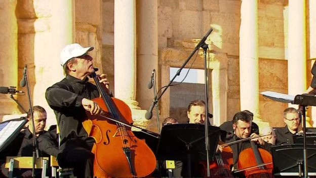 Nghệ sĩ cello Sergey Roldugin tại buổi biểu diễn. Ảnh: BBC
