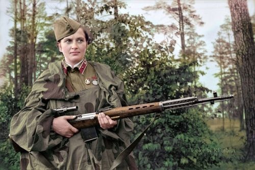 Lyudmila Pavlichenko, một lính bắn tỉa trong chiến tranh thế giới thứ 2. Cô từng giết chết 309 người và được cho là lính nữ bắn tỉa giỏi nhất. Ảnh chụp Lyudmila năm 1940.