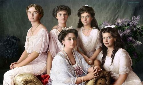 Bốn người con gái cùng mẹ là hoàng hậu Tsarina Alexandra, ảnh chụp năm 1913.