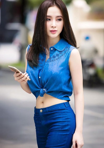 Angela Phương Trinh diện denim buộc vạt, kết hợp kiểu tóc thả tự nhiên, rẽ ngôi giữa.