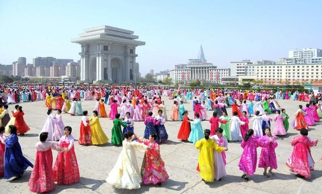 Người dân đang tham dự mỗi buổi khiêu vũ tập thể tại Quảng trường Khải Hoàn Môn (Arch of Triumph) nhân dịp 83 năm thành lập Lực lượng Quân đội Nhân dân Triều Tiên.