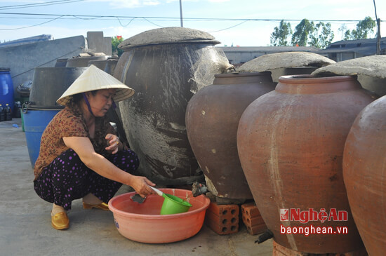Không chỉ ở Quỳnh Lưu mà ở vùng lân cận như xã Quỳnh Dị (thị xã Hoàng Mai) lượng khách mua cũng tăng, nên các cơ sở sản xuất nước mắm cũng phải huy động tối đa công suất để phục vụ nhu cầu của khách.