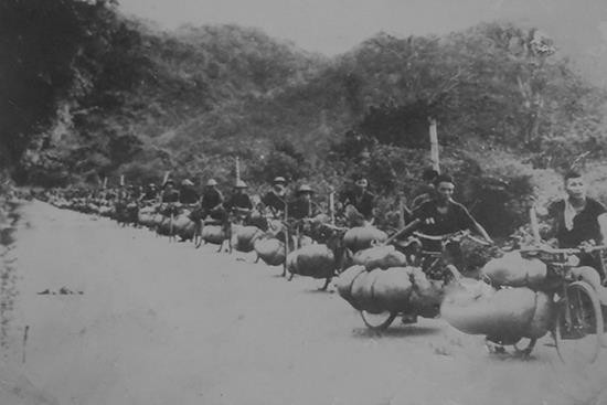 Đại đội dân công xe đạp thồ huyện Diễn Châu phục vụ chiến dịch Điện Biên Phủ.