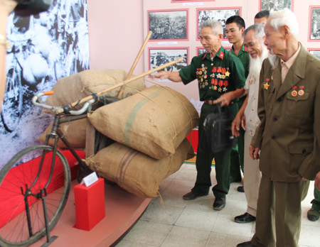 Các chiến sỹ Điện Biên Phủ bên cạnh chiếc xe thồ được trưng bày tại triển lãm.