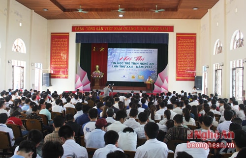 Đông đảo học sinh ở các cấp học tham dự cuộc thi tin học trẻ/ 