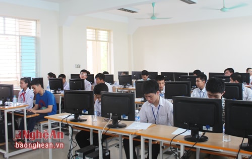 Các nhà tin học trẻ bước vào cuộc đua tài. 