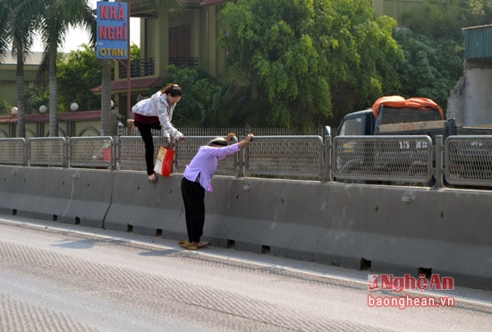 Nhiều người dân, trong đó có phụ nữ, người già liều lĩnh 