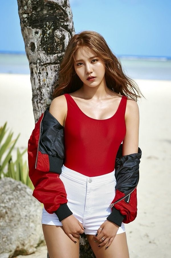 Vẻ gợi cảm của Hyejeong trước biển. Mini album Good Luck sẽ có 2 phiên bản Week và Weekend ra mắt vào ngày 16/5. AOA ra mắt với album đơn Angels’ Story vào tháng 7/2012. 