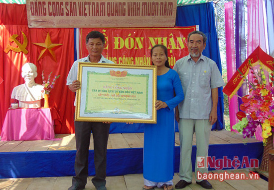 Đại diện lãnh đạo Hội SVC tỉnh Nghệ An trao bằng công nhận di tích lịch sử văn hóa Việt Nam cho thôn 3, xã Quỳnh Lâm