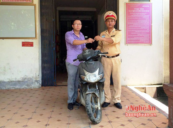 Đội CSGT Công an TP Vinh trao trả xe máy cho người bị mất trộm