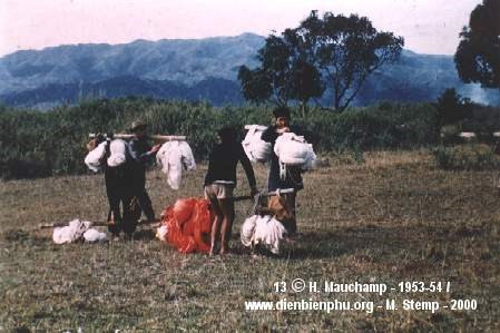 Những người dân tộc Thái được thuê để thu nhặt dù của quân Pháp.