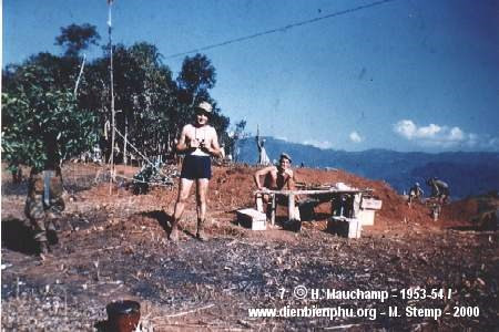 Hai sĩ quan Alibert (đứng) và Durrafour (ngồi) trên một cao điểm đang được dọn dẹp để bố trí các tiểu đoàn súng cối.