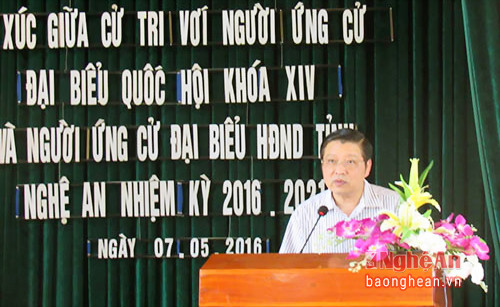 Ông Phan Đình Trạc báo cáo chương trình hành động với cử tri huyện Nghĩa Đàn.