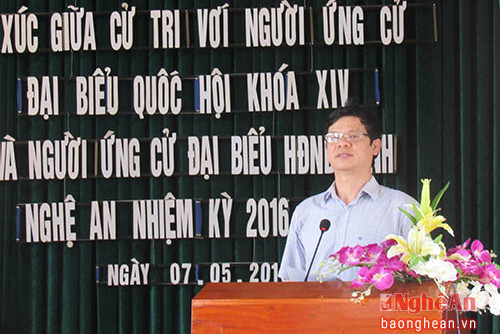 Phó Chủ tịch UBND tỉnh  Lê Xuân Đại trình bày báo cáo chương trình hành động với cử tri huyện Nghĩa Đàn.