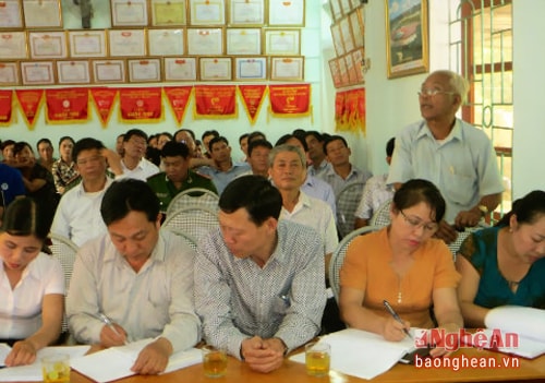 Ông Cụt Văn Huệ cử tri khối 5 thị trấn Mường Xén nêu nguyện vọng tại buổi tiếp xúc.