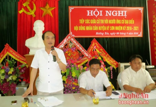 Chủ tịch UBND huyện Kỳ Sơn Nguyễn Thanh Hoàng trả lời các kiến nghị của cử tri.