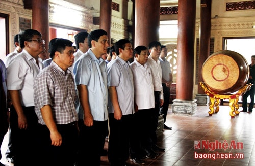 Chiều cùng ngày, đoàn tới dâng hương tưởng niệm các anh hùng liệt sỹ thanh niên xung phong tại Khu di tích Truông Bồn.