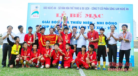 Đội TN Nghi Lộc nhận cúp Báo Nghệ An 2015. Ảnh: Trần Hải