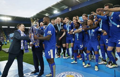 Đội trưởng Wes Morgan và HLV Claudio Ranieri nhận cúp từ ban tổ chức.