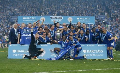 Các cầu thủ Leicester và HLV Ranieri chụp ảnh lưu niệm cùng cúp vô địch.