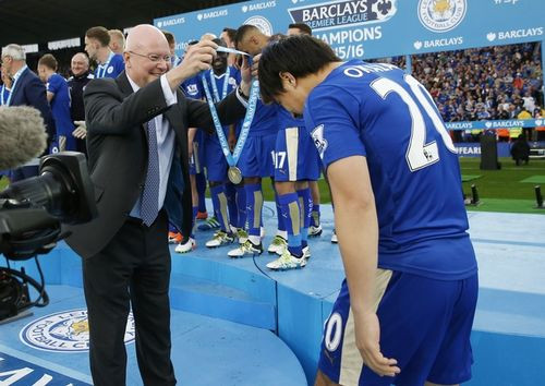 Trước đó, các cầu thủ Leicester đã nhận huy chương từ Giám đốc giải Ngoại hạng Anh Richard Scudamore. 