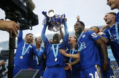 Tiền vệ N'golo Kante nâng cao cúp vô địch. Cựu HLV Alex Ferguson cho rằng Kante là cầu thủ hay nhất Ngoại hạng Anh mùa này. 