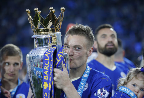 Jamie Vardy hôn lên cúp vô địch. Anh được Hiệp hội nhà báo bóng đá Anh FWA bầu là cầu thủ hay nhất năm. Tiền đạo 29 tuổi đóng góp 24 bàn, sáu pha kiến tạo. Vardy đang kém Harry Kane một bàn trong cuộc đua Vua phá lưới sau khi lập cú đúp trong trận gặp Everton. 