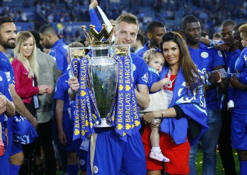 Jamie Vardy nâng cúp bên cạnh hôn thê Rebekah Nicholson và con gái. Vardy và vợ sắp cưới dự định làm lễ thành hôn vào ngày 25/5.