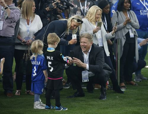 Peter Schmeichel chụp ảnh hai cháu nội, con trai và con gái Kasper, đeo huy chương vô địch của bố trên cổ. Thời còn thi đấu, Peter từng đoạt năm danh hiệu Ngoại hạng Anh cùng Man Utd. 