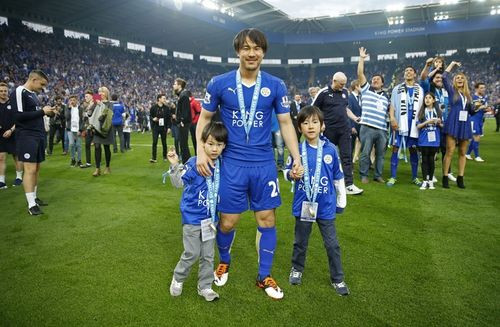 Tiền đạo Shinji Okazaki và hai cậu con trai. Okazaki năm nay 30 tuổi, chuyển đến Leicester vào mùa hè năm 2015. Anh là sự lựa chọn số một của Ranieri ở vị trí đá cặp với Jamie Vardy trên hàng công. Dấu ấn lớn nhất của Okazaki ở mùa giải này là cú móc bóng tung lưới Newcastle vào ngày 14/3, mang về ba điểm quý giá cho đội nhà.