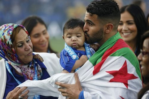 Người thân của Riyad Mahrez cũng bay từ Algeria sang để chung vui cùng anh. Mahrez là Cầu thủ hay nhất năm của PFA. Anh đóng góp 17 bàn, 11 pha kiến tạo. Ngôi sao sinh năm 1991 đang là mục tiêu theo đuổi của nhiều đội bóng lớn.