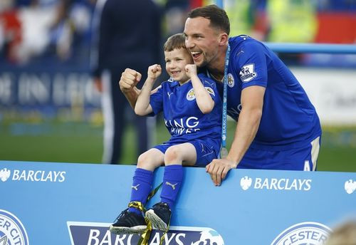 Danny Drinkwater và con trai. Tiền vệ sinh năm 1990 hợp cùng N'golo Kante thành bộ đôi tiền vệ trung tâm hay nhất Ngoại hạng Anh mùa này. 