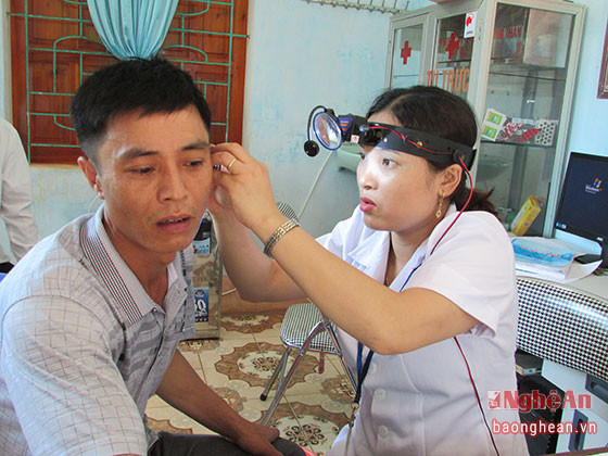Công nhân lao động được khám, cấp thuốc các bệnh thường gặp về tai, mắt ...