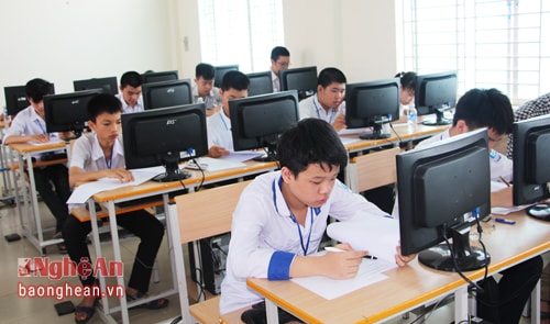 Các thí sinh thực hiện bài thi trắc nghiệm lý thuyết và thực hành. 